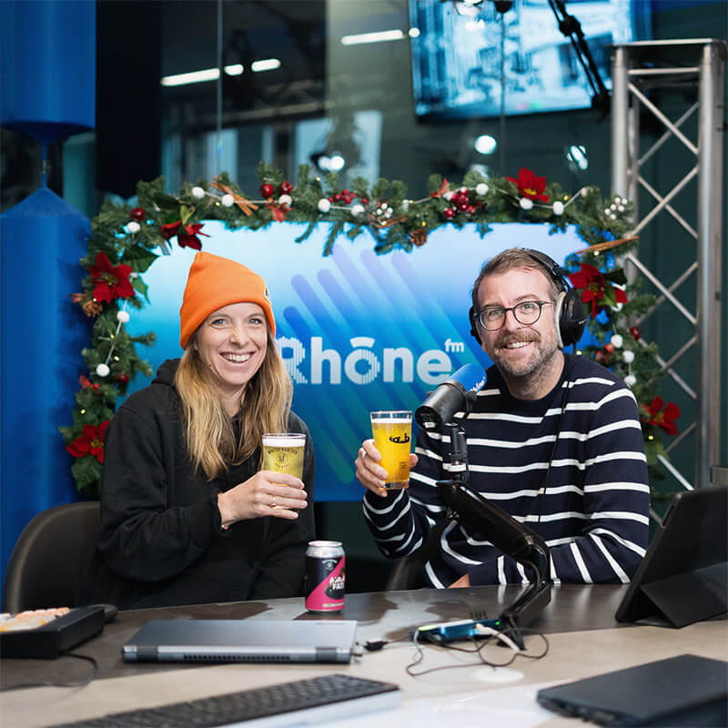 Podacast culture bière patrick philippoz et carole beal qui boivent une bière devant les micro