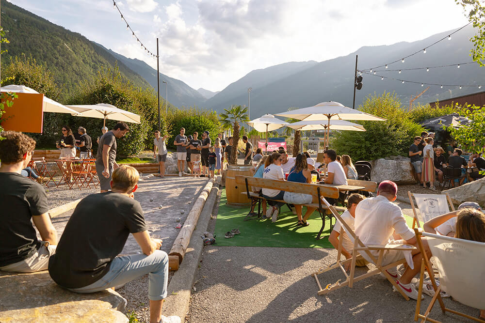 Biergarten Whitefrontier à Martigny avec piste de pétanque