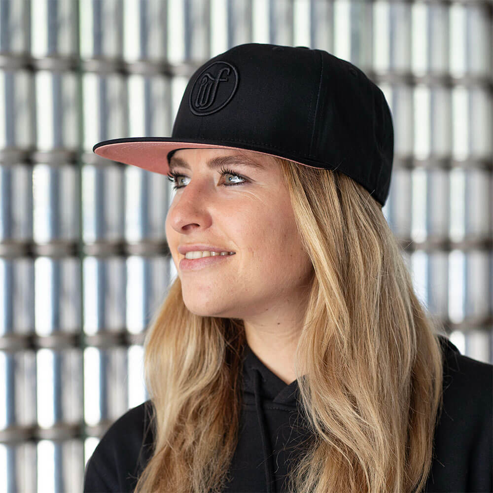 Casquette snapback sur femme blonde