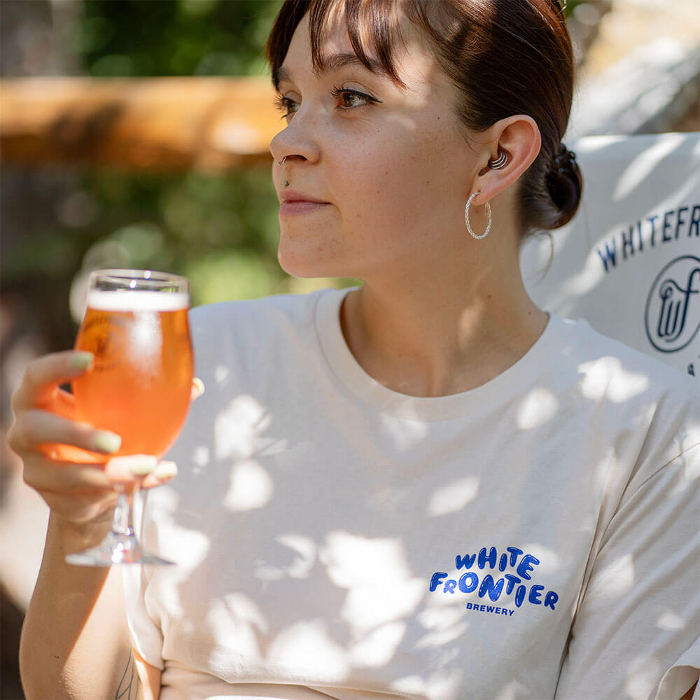 femme qui boit une biere rose