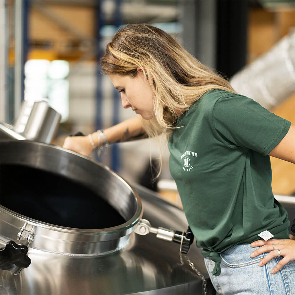 T-shirt devant une cuve de brassage bière - brasseuse blonde