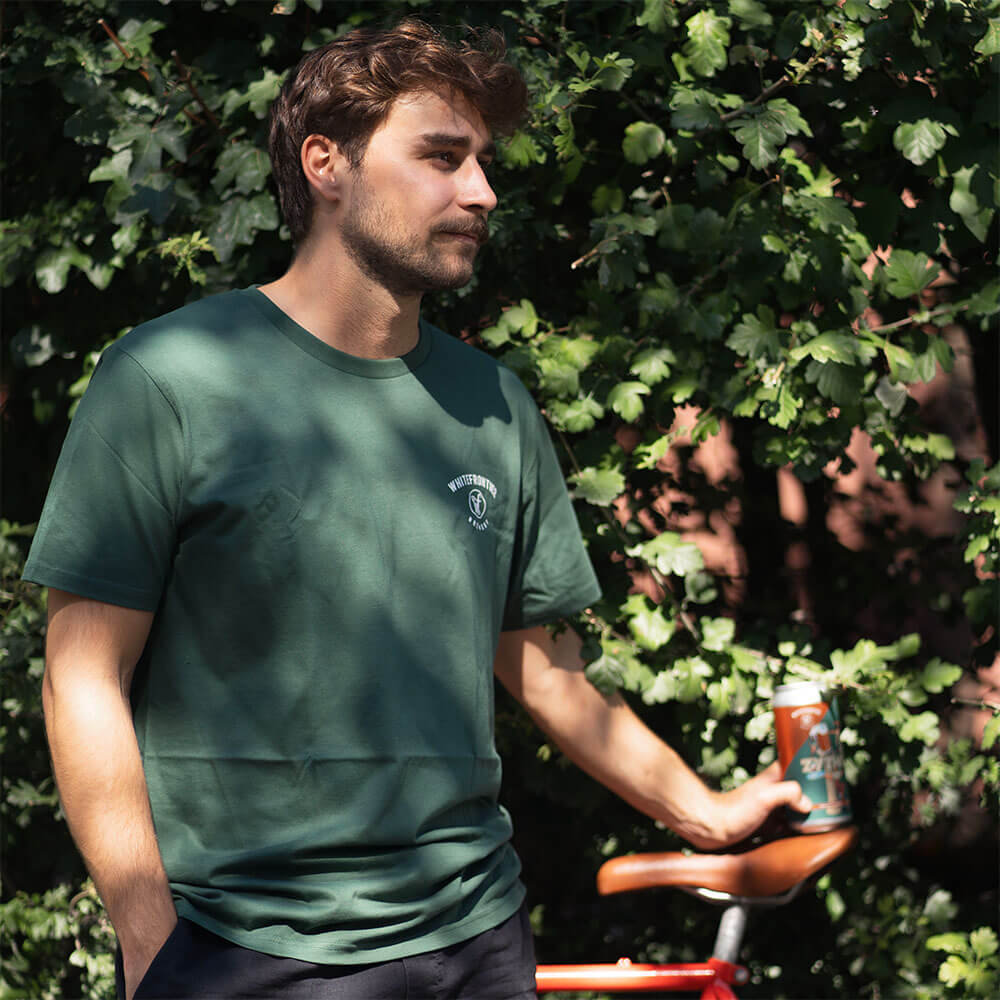 Homme avec bière et fixie rouge hipster