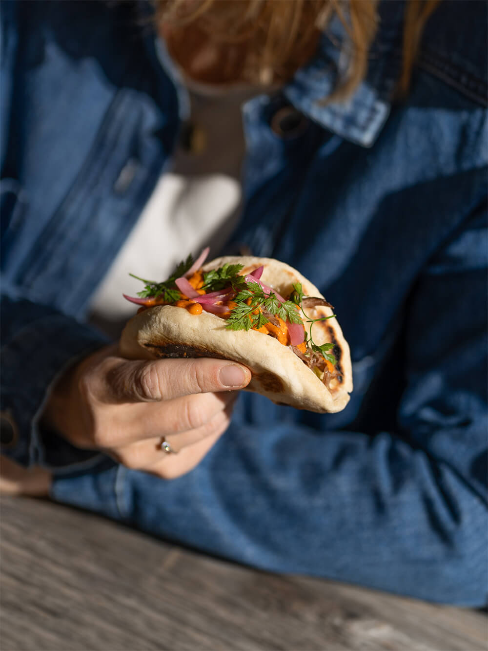 Naan d'agneau dans les mains d'une personne