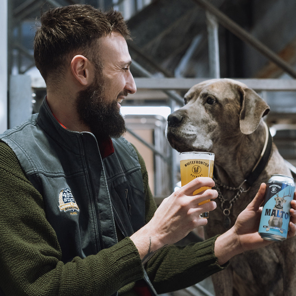 Malto le chien regarde son maître qui tient sa bière