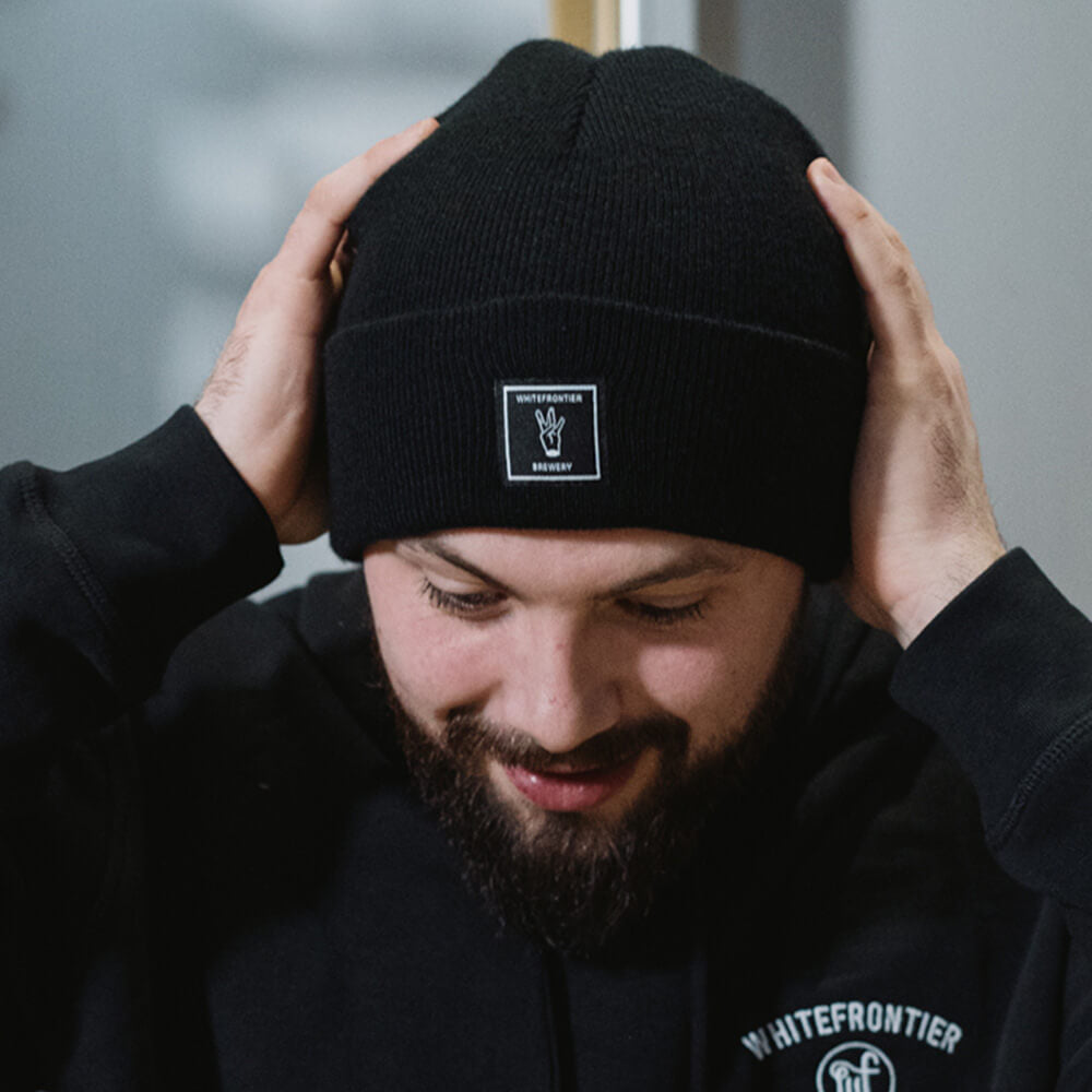 Bonnet noir Whitefrontier sur homme avec barbe