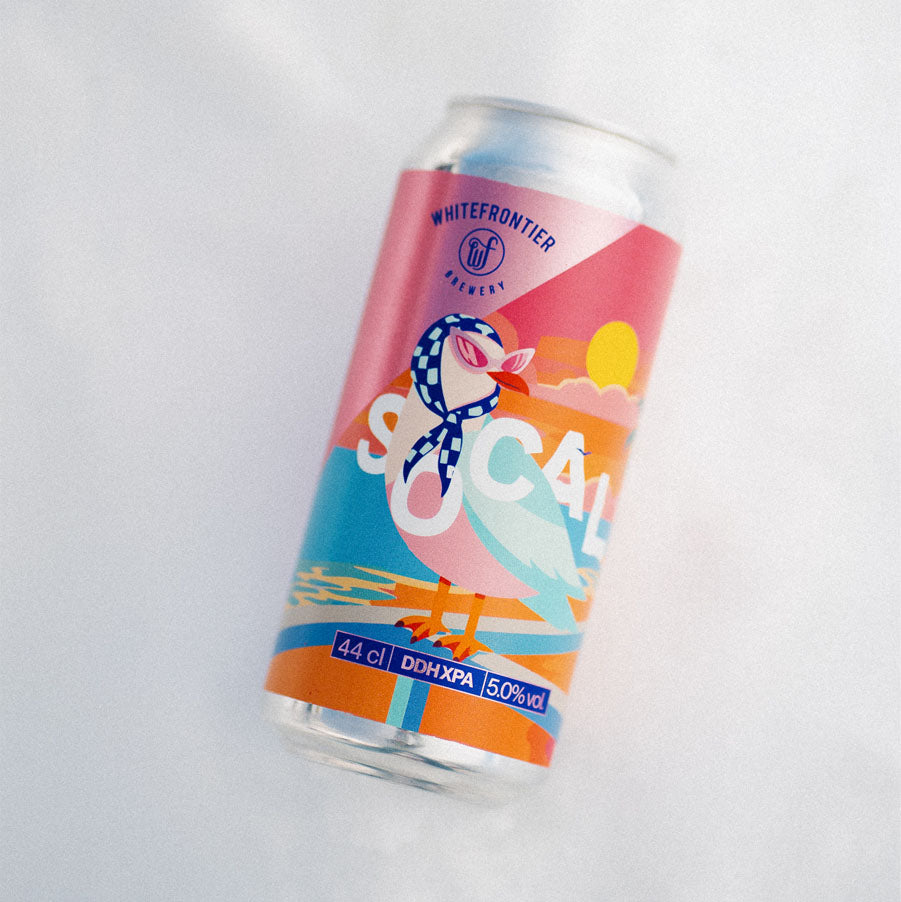 une canette de bière très colorée dans la neige