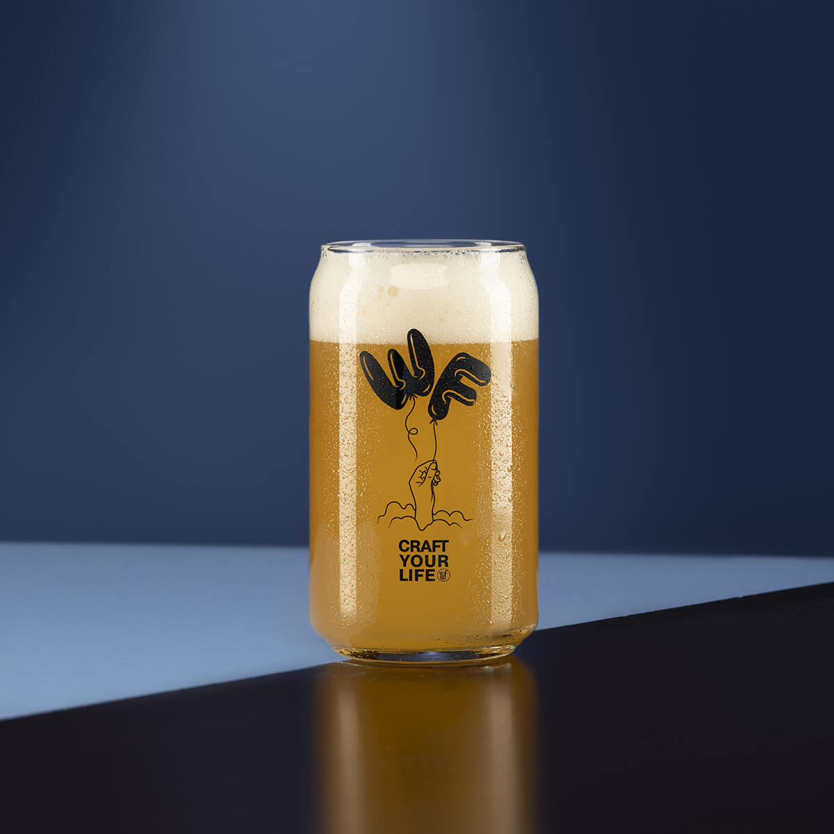 Verre neipa avec fond bleu canette
