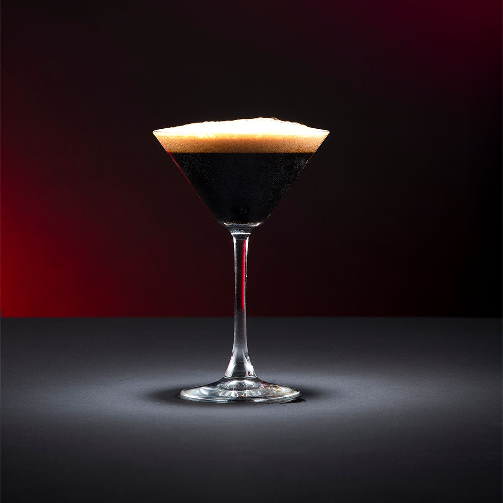 Verre à espresso Martini avec fond noir et rouge