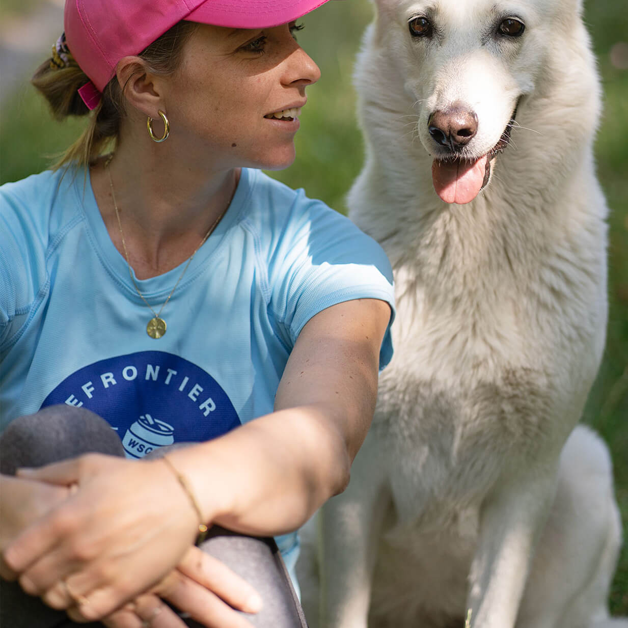 sport avec son chien berger suisse