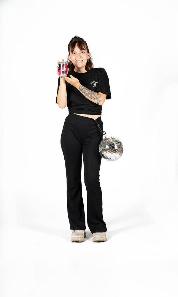 Femme en noir avec canette de bière
