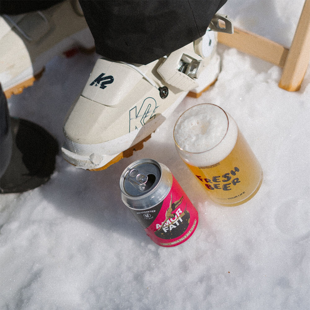 canette amor fati et verre fresh beer sur la neige