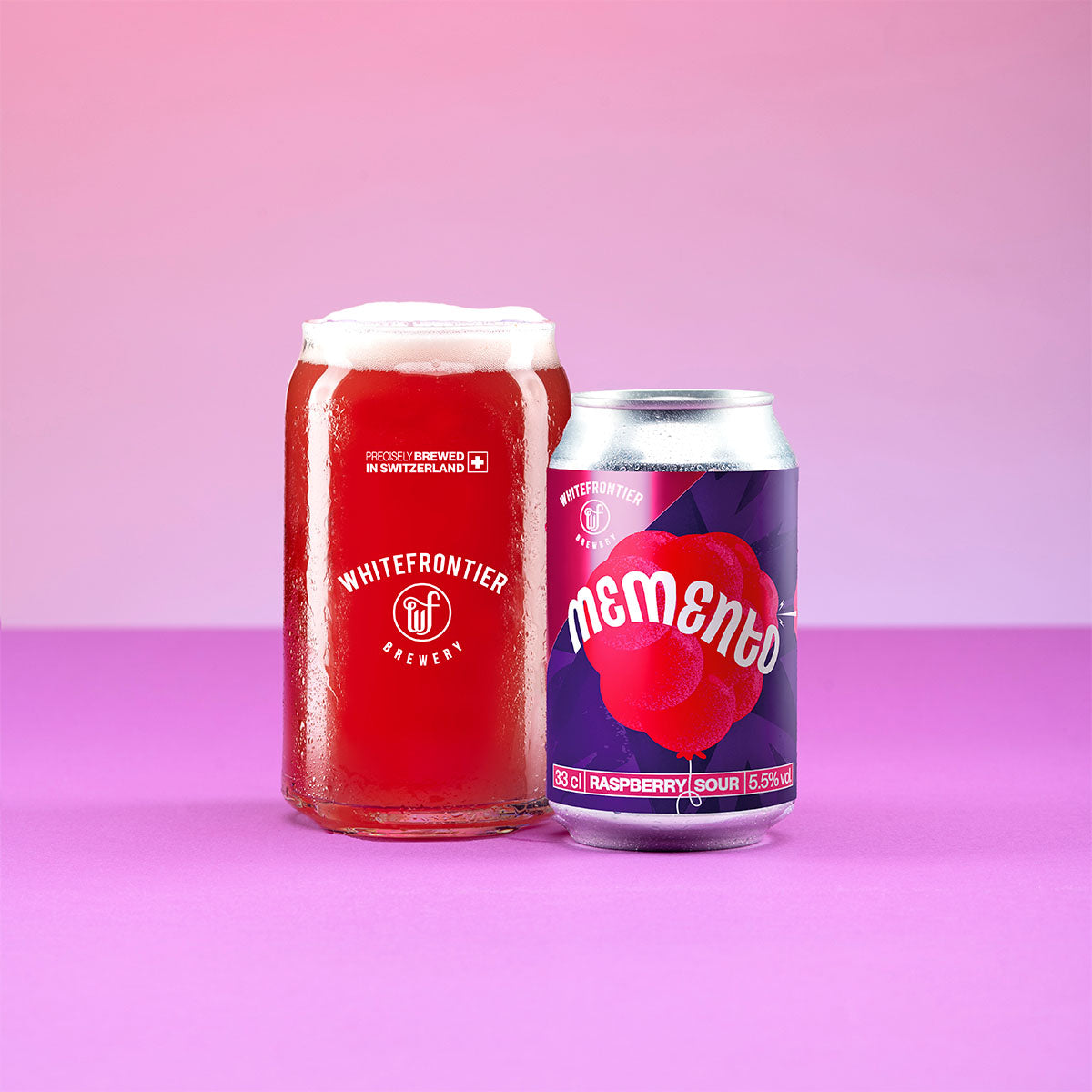 Memento en photo sur fond violet. Sour framboise