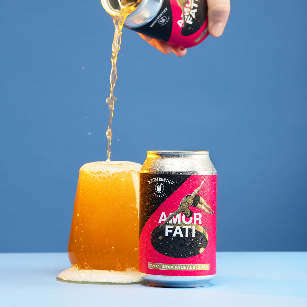 Cannette d'india Pale ale avec un verre rempli par une autre cannette de bière