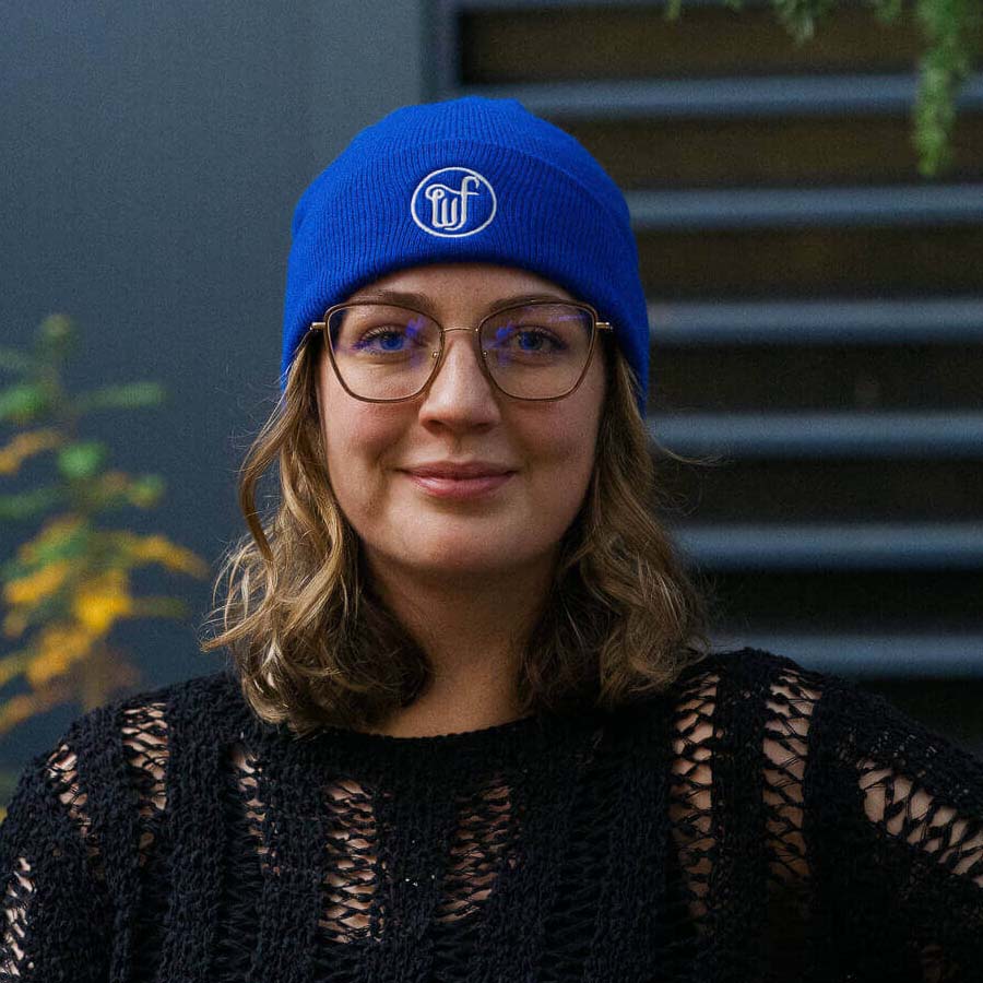 Bonnet bleu WF sur femme