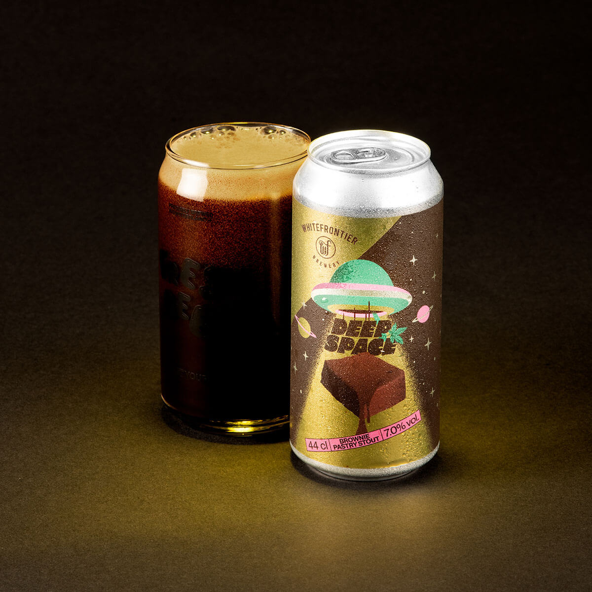 Canette marron et or canette 44cl avec stout maron. secoupe volante space brownie pastry stout