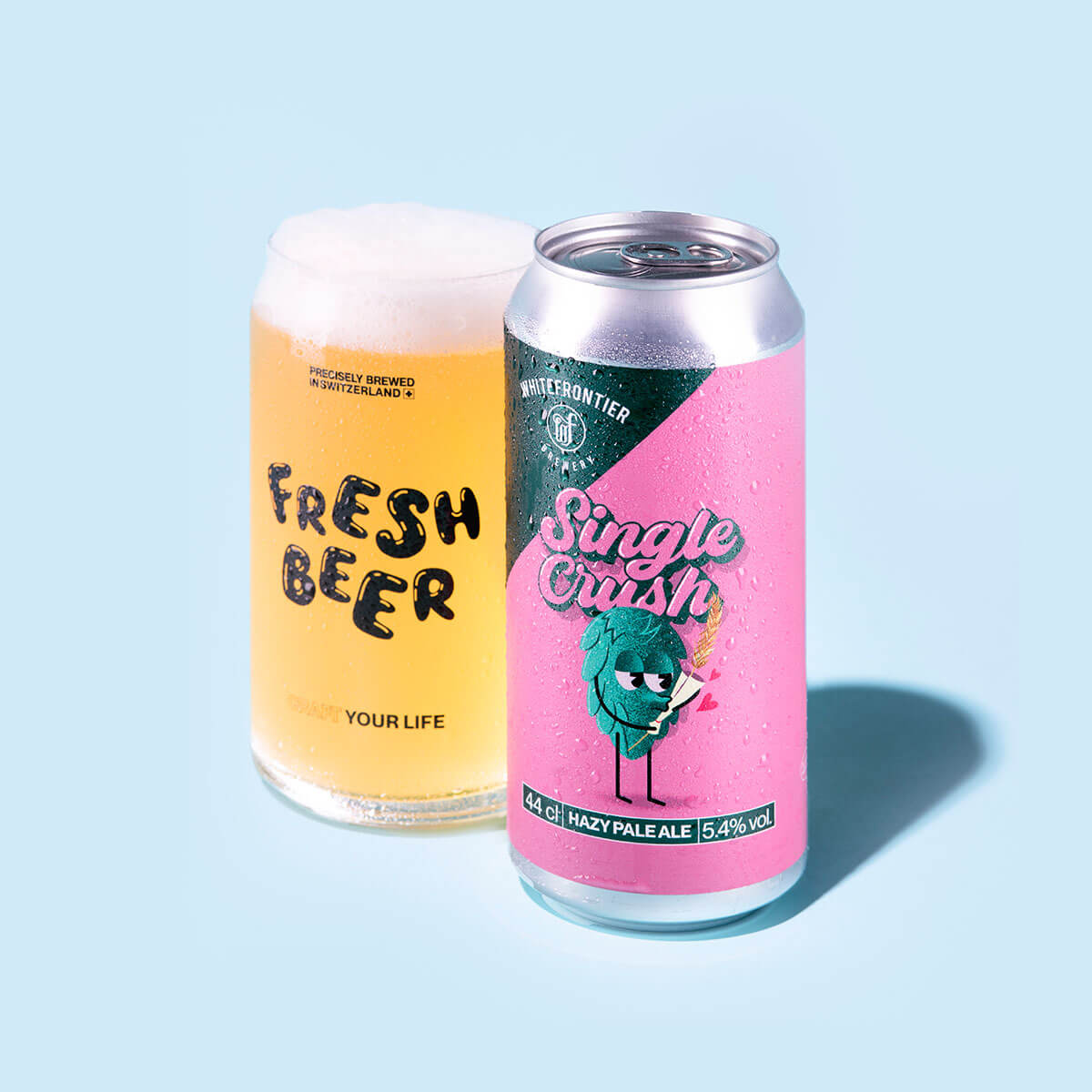 Canette rose et verte sur fond bleu menthe, whitefrontier avec verre