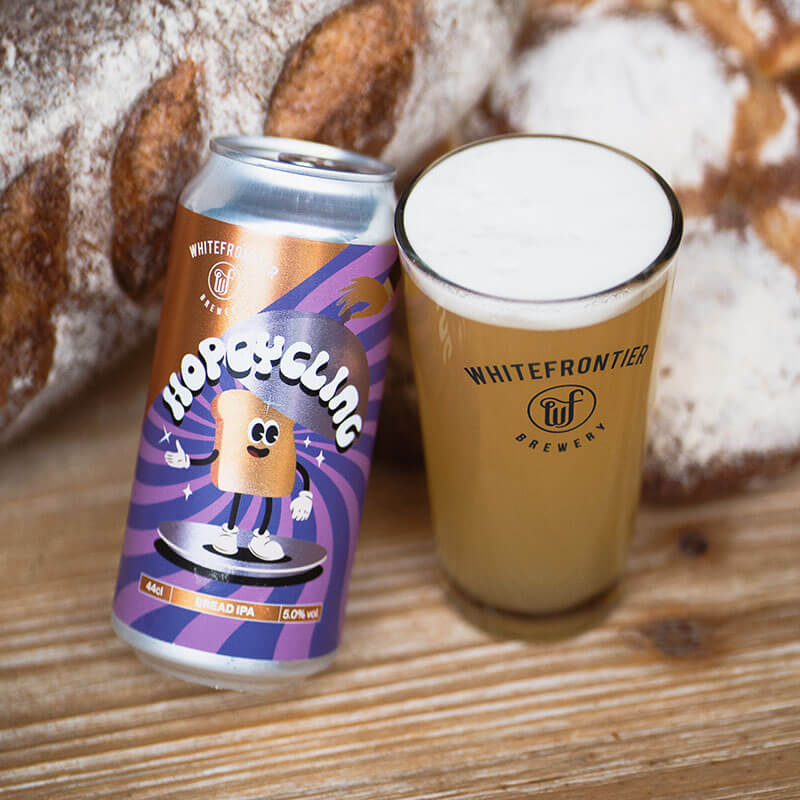 une canette de bière violette avec du pain et une bière