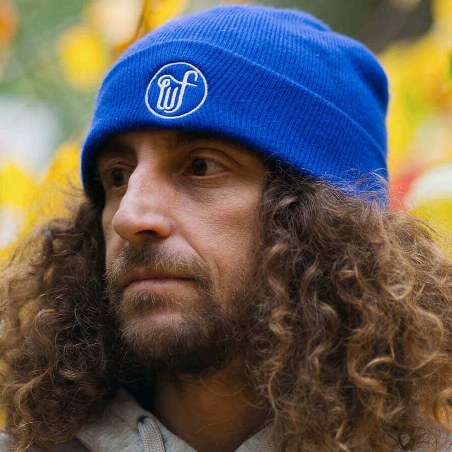 Bonnet bleu WF sur homme couleur automnale