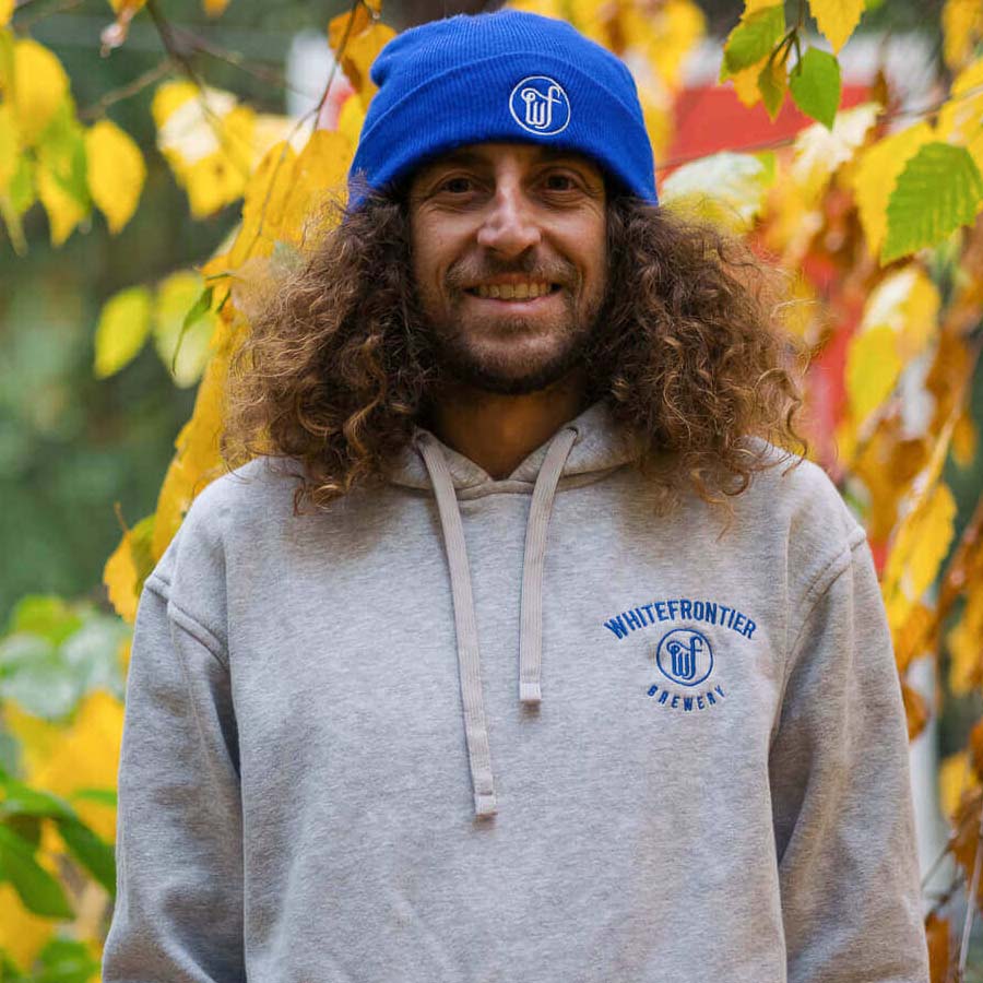 Bonnet bleu WF sur homme couleur automnale