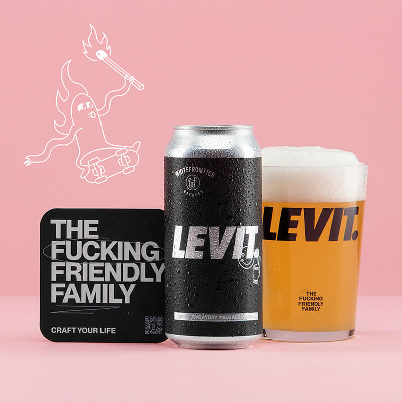Canette de Levit, bière noire avec un verre et un sous-bocl