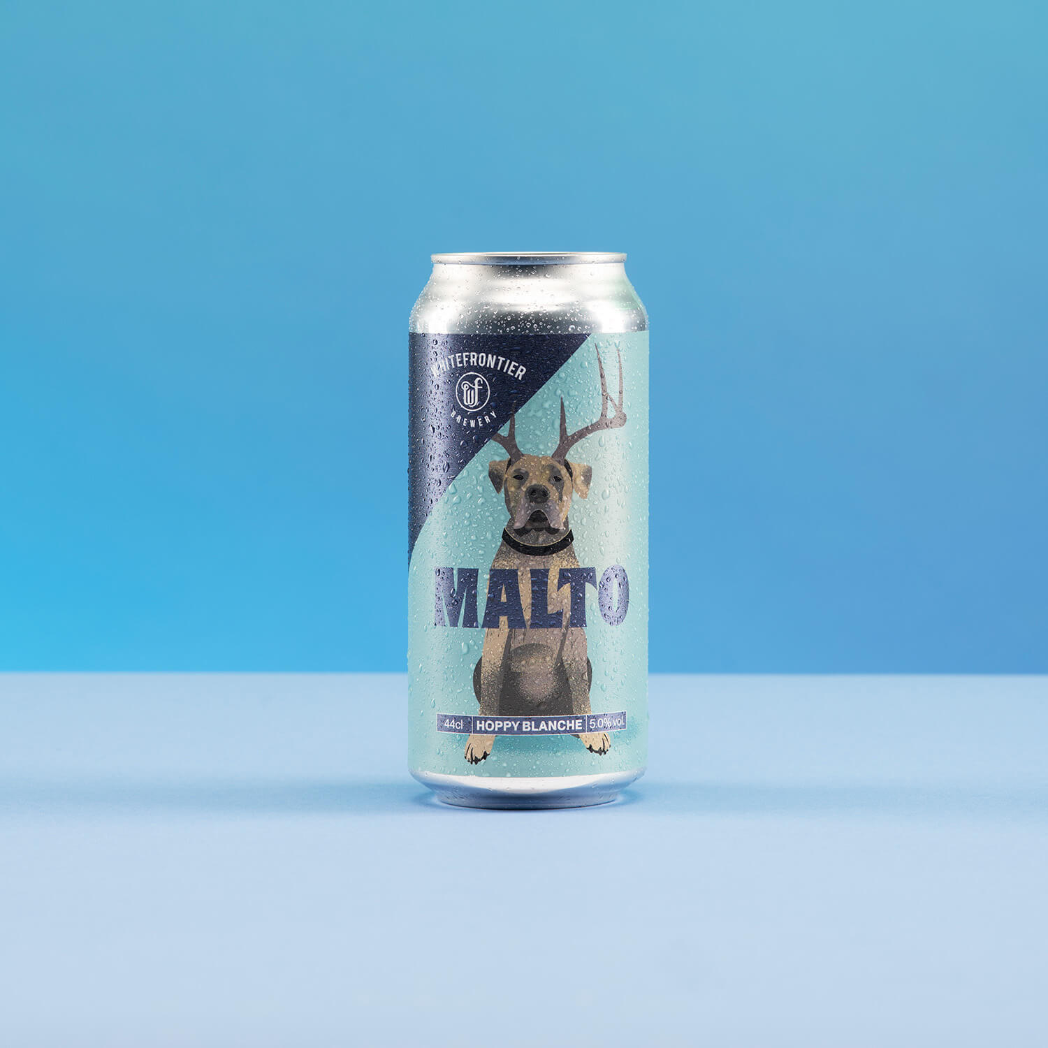 Canette et verre bière avec des pattes de chiens