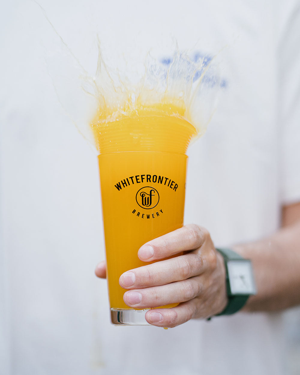 Mango bom sour à la mangue, bière qui explose dans le verre