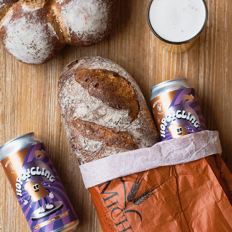 Pain et canette de bière violette fond en bois