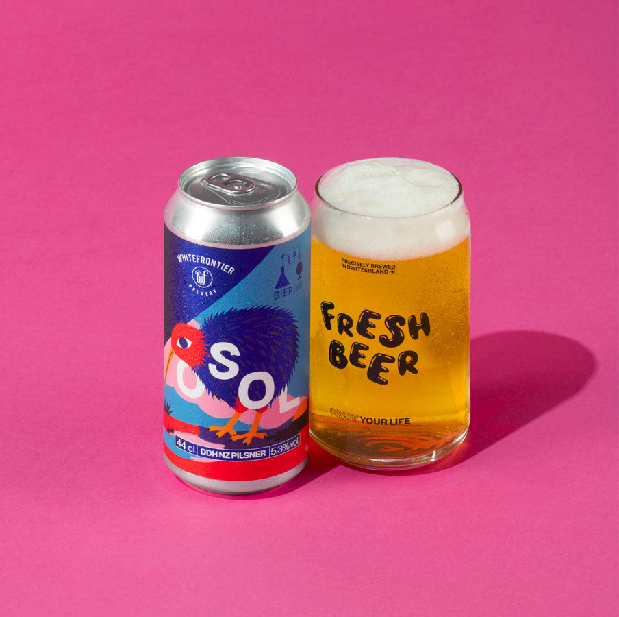 Canette de bière bleu avec un kiwi sur fond rose