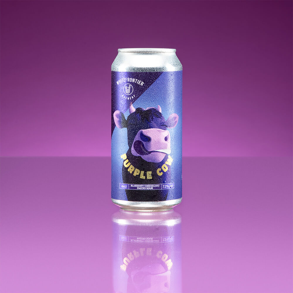 Canette violette avec une vache qui se lèche les babines pourpre sur fond violet