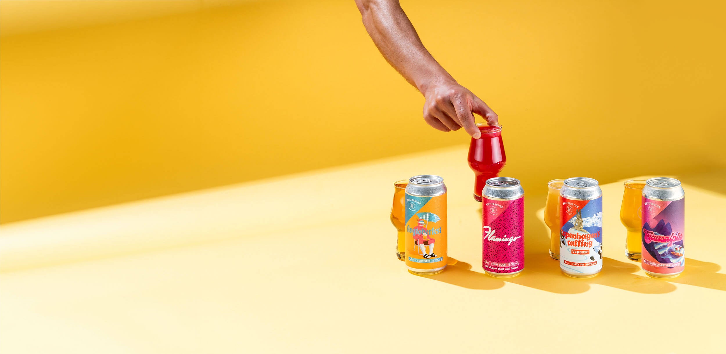 Fond faune avec des canettes de bières très colorées dans les roses, bleus, violets