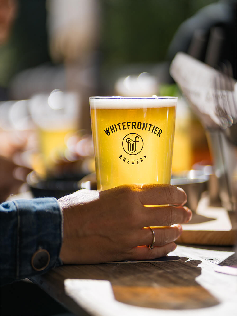 Verre de bière Whitefrontier au soleil