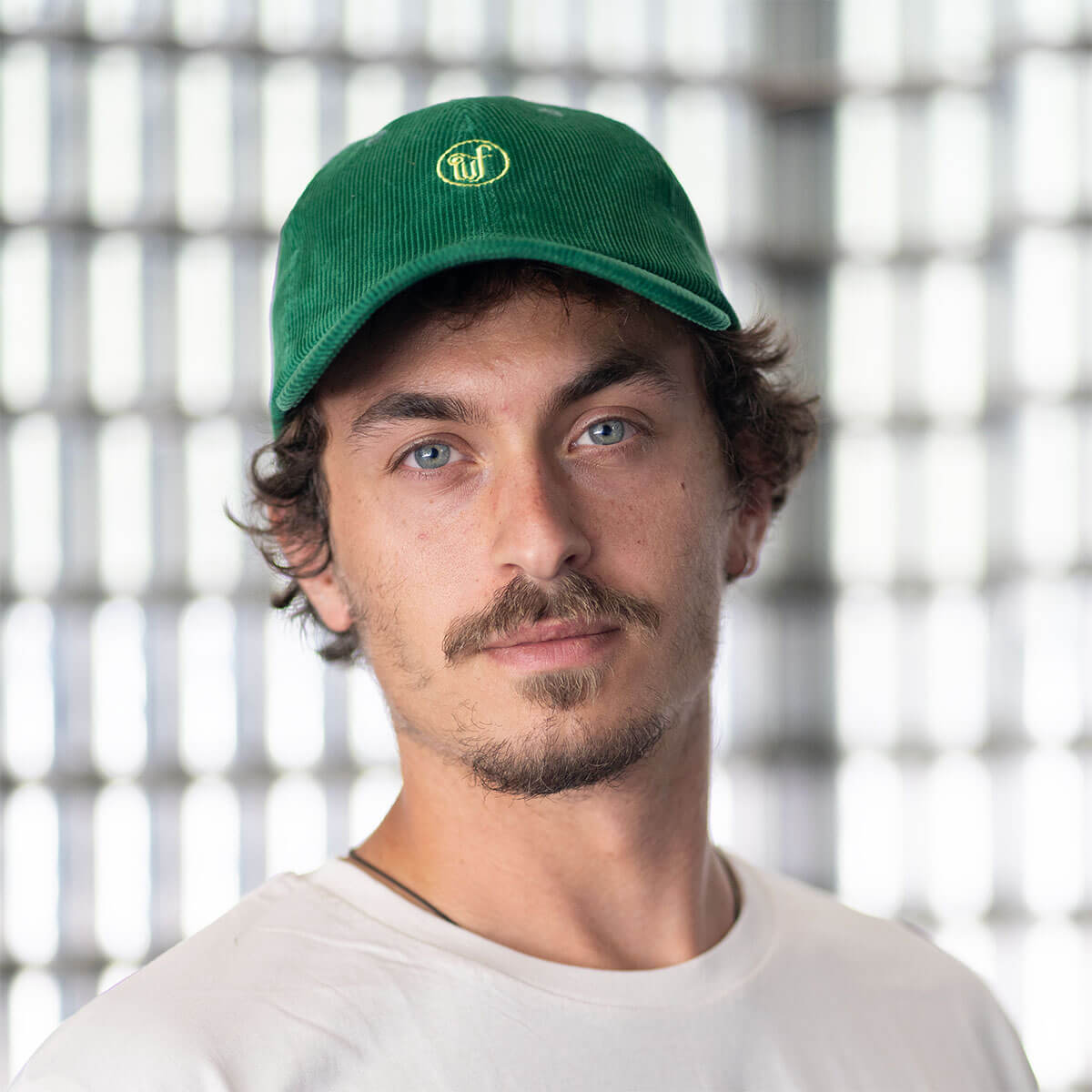 Homme qui porte une casquette verte en velour