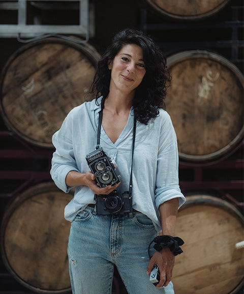 Caterina Lodo avec son appareil argentique devant les cuves