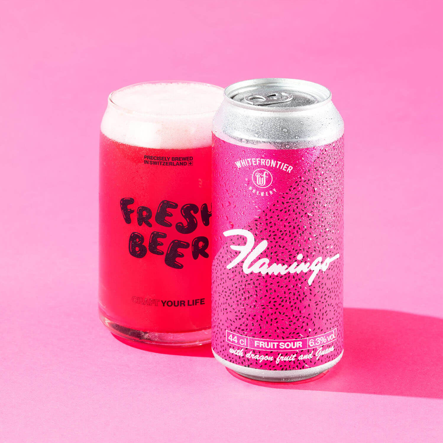 BIèRE ROSE FLUO et canette rose fluo sur fond rose studio. Bière design