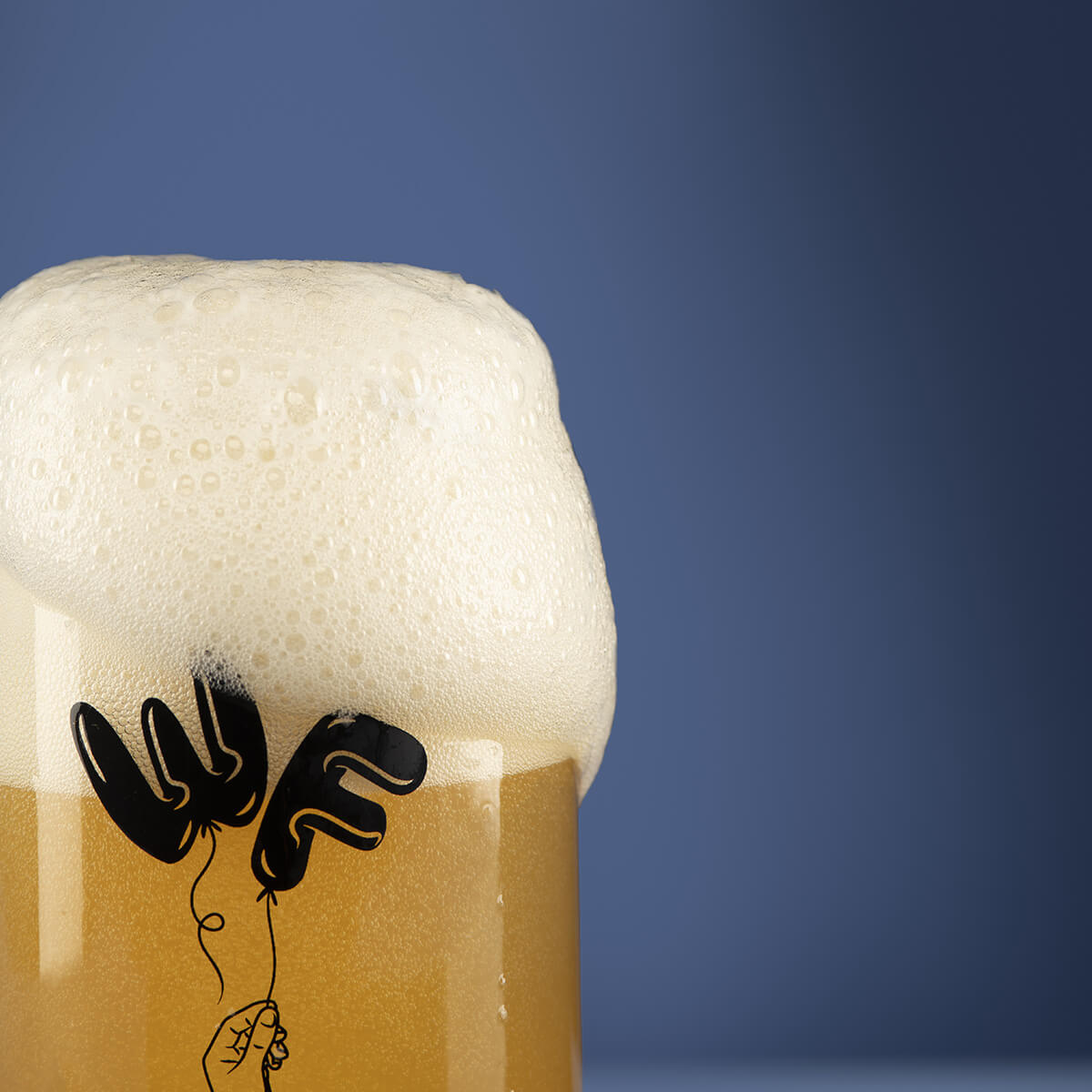 Mousse neipa qui sort d'un verre canette