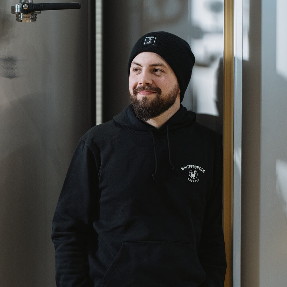 Bonnet noir Whitefrontier sur homme avec barbe