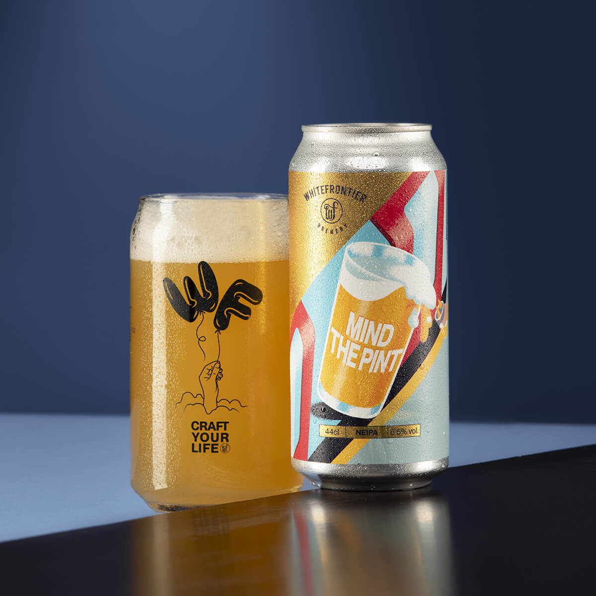 Canette de neipa biere mind the pint manchester metro avec verre canette et fond bleu