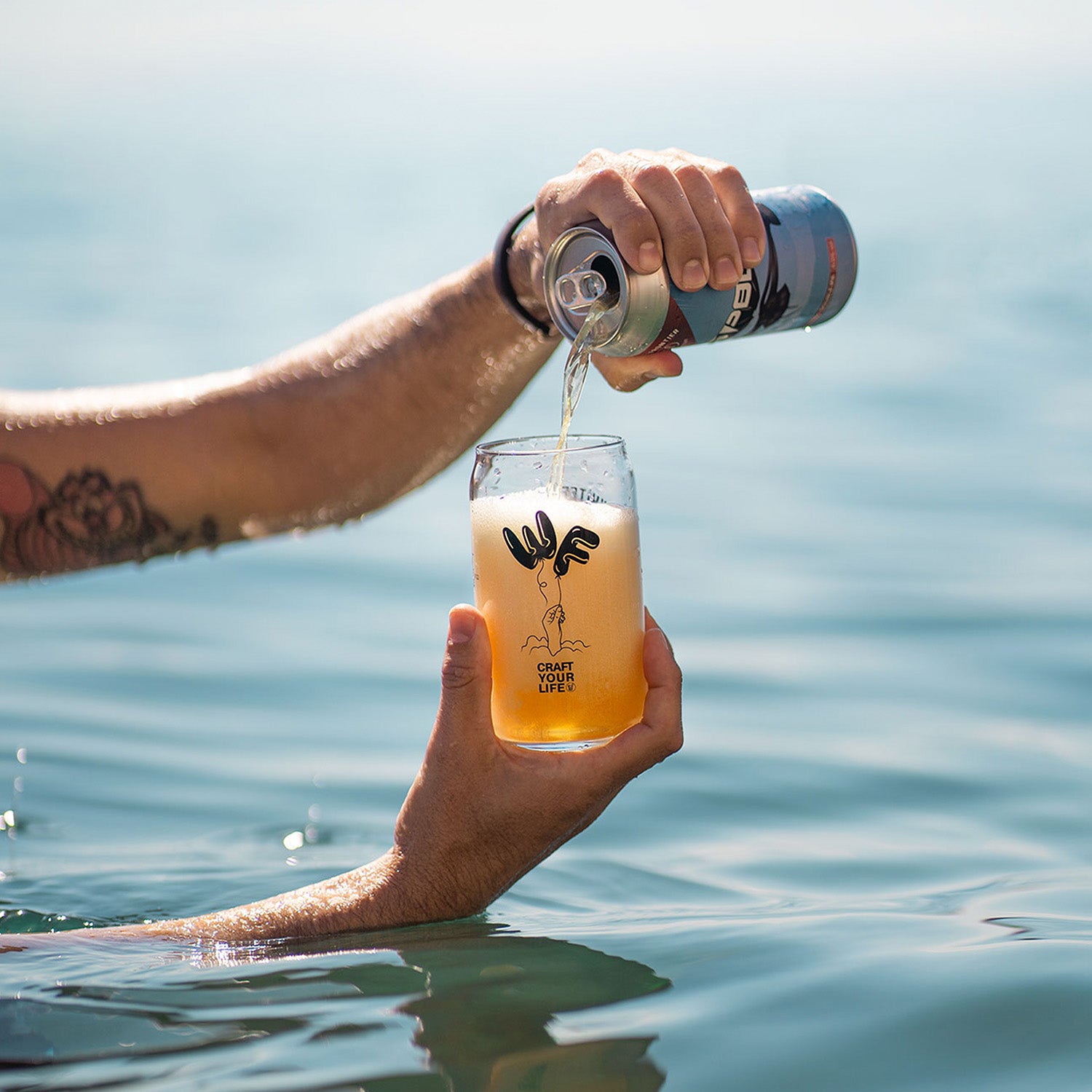 photo double ipa dans le lac léman avec verre canette