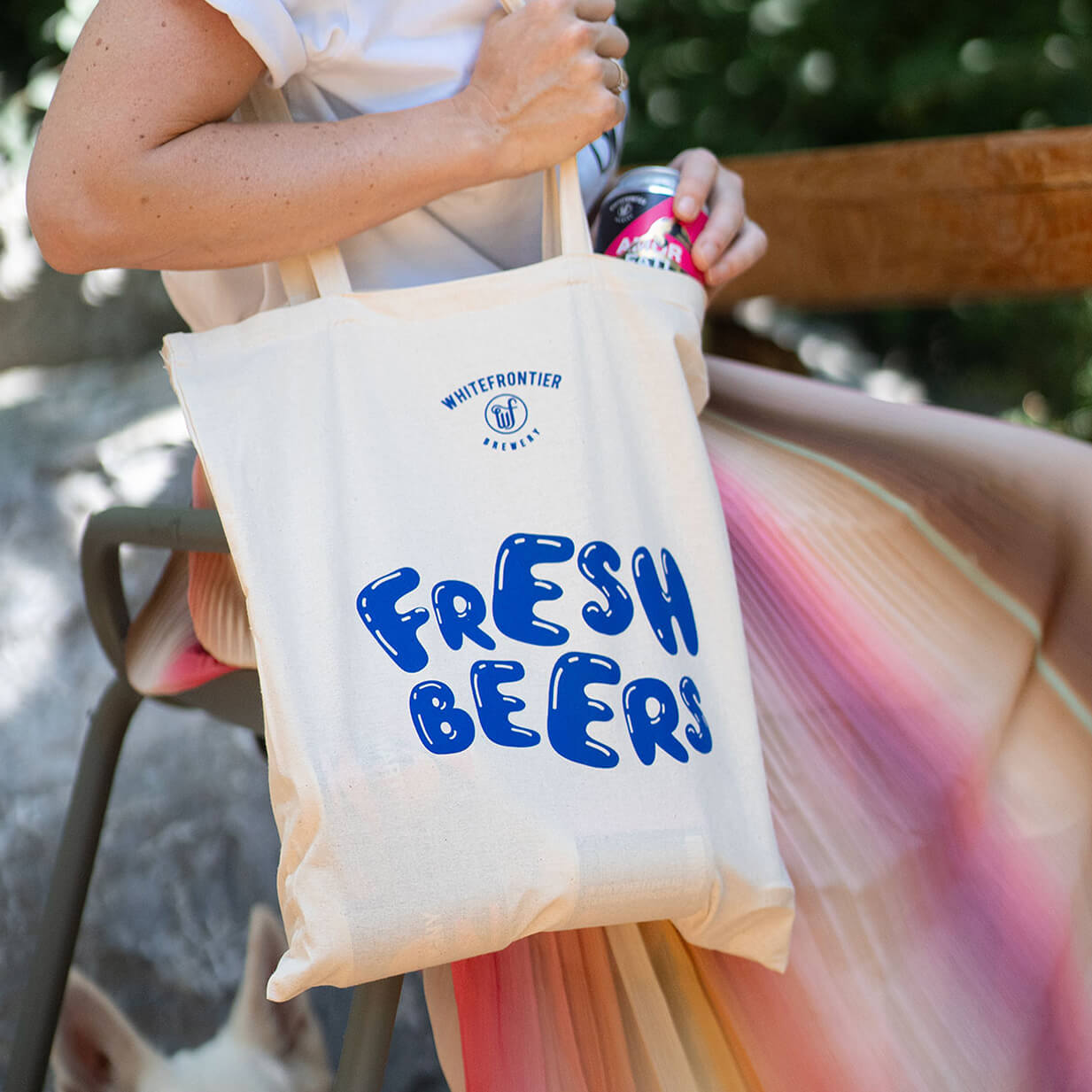 Totebag Fresh beers en bleu avec cannette de bière sur jupe multicolor