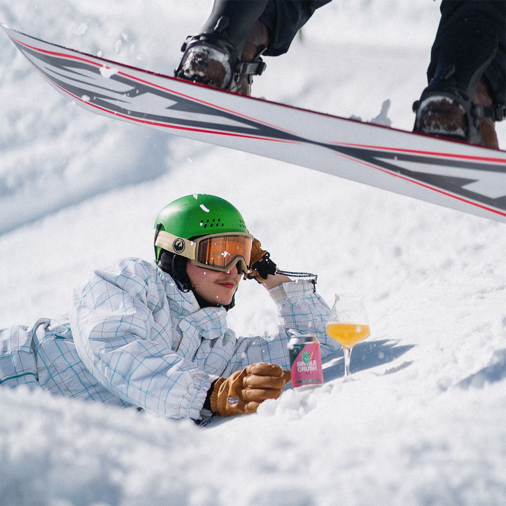 snowboarder qui saute au dessus d'une bière