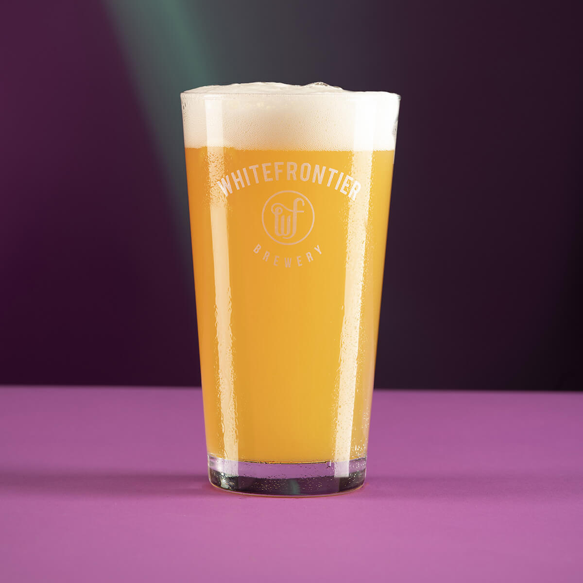 Double ipa dans un verre avec fond violet