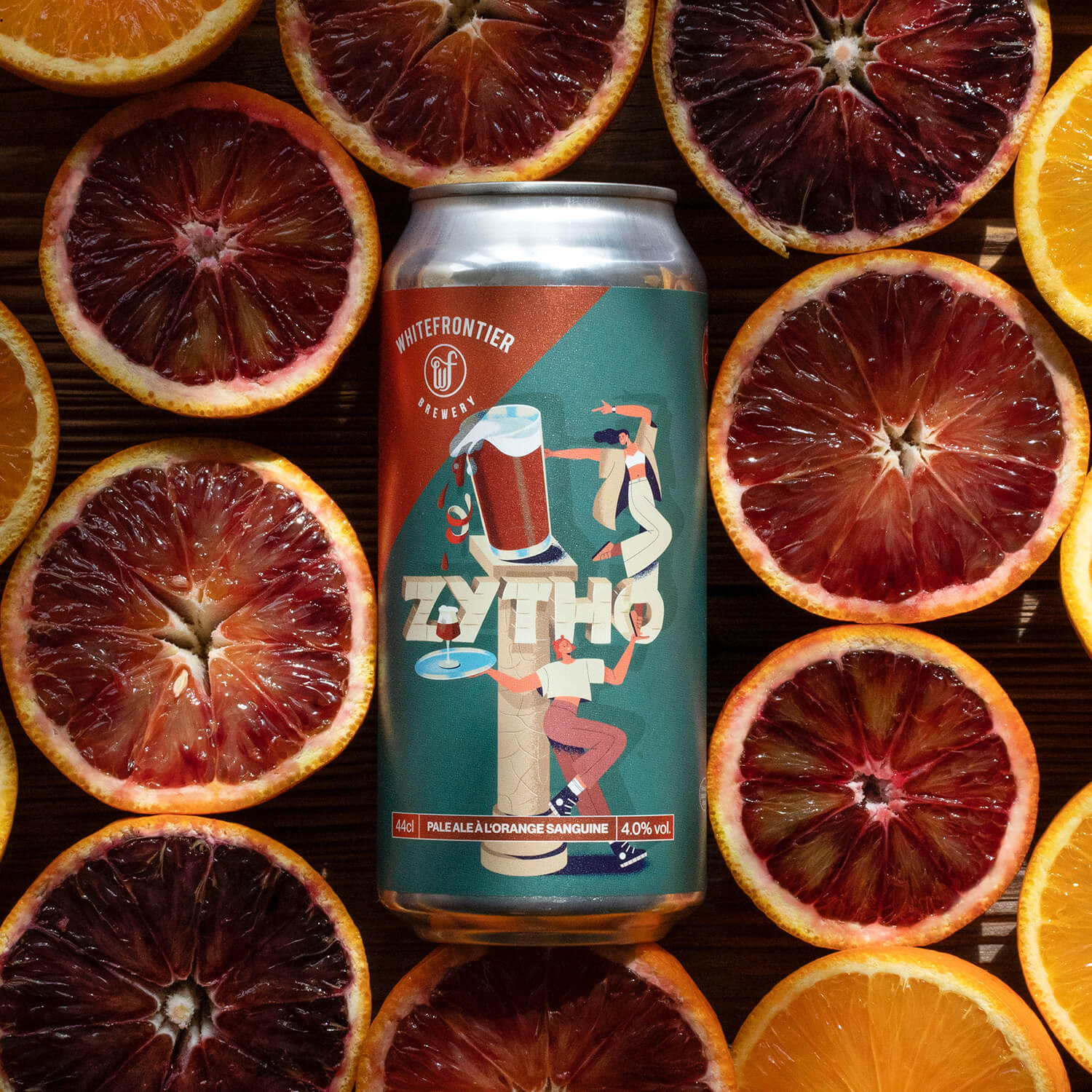 Zytho - une biere en canette entourée de tranche d'orange