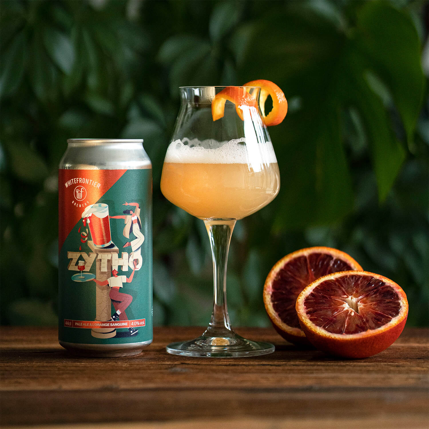 une bière en canette avec un verre tek et des oranges sanguines