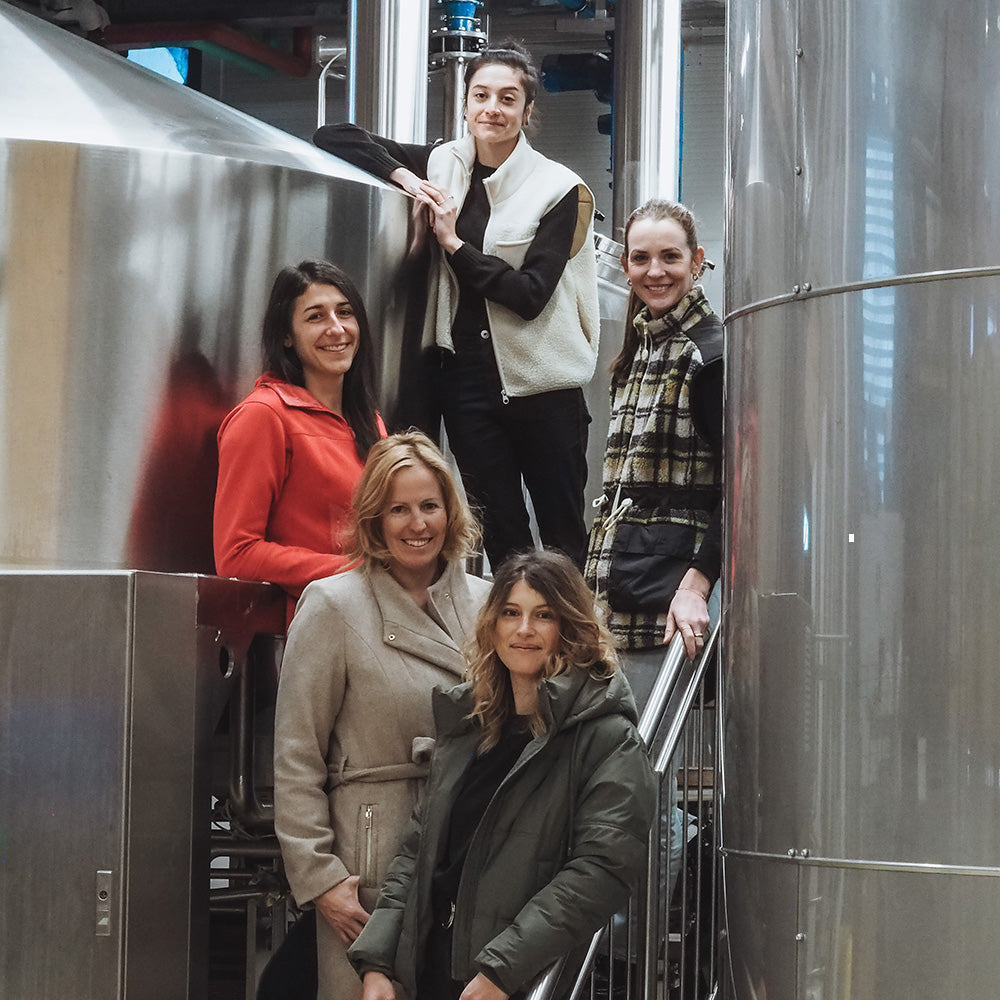 Des femmes dans une brasserie. Ylenia Greve, Mathilde roux, tora lof, Emanuelle Zufferey et Sabine Rey-mermet