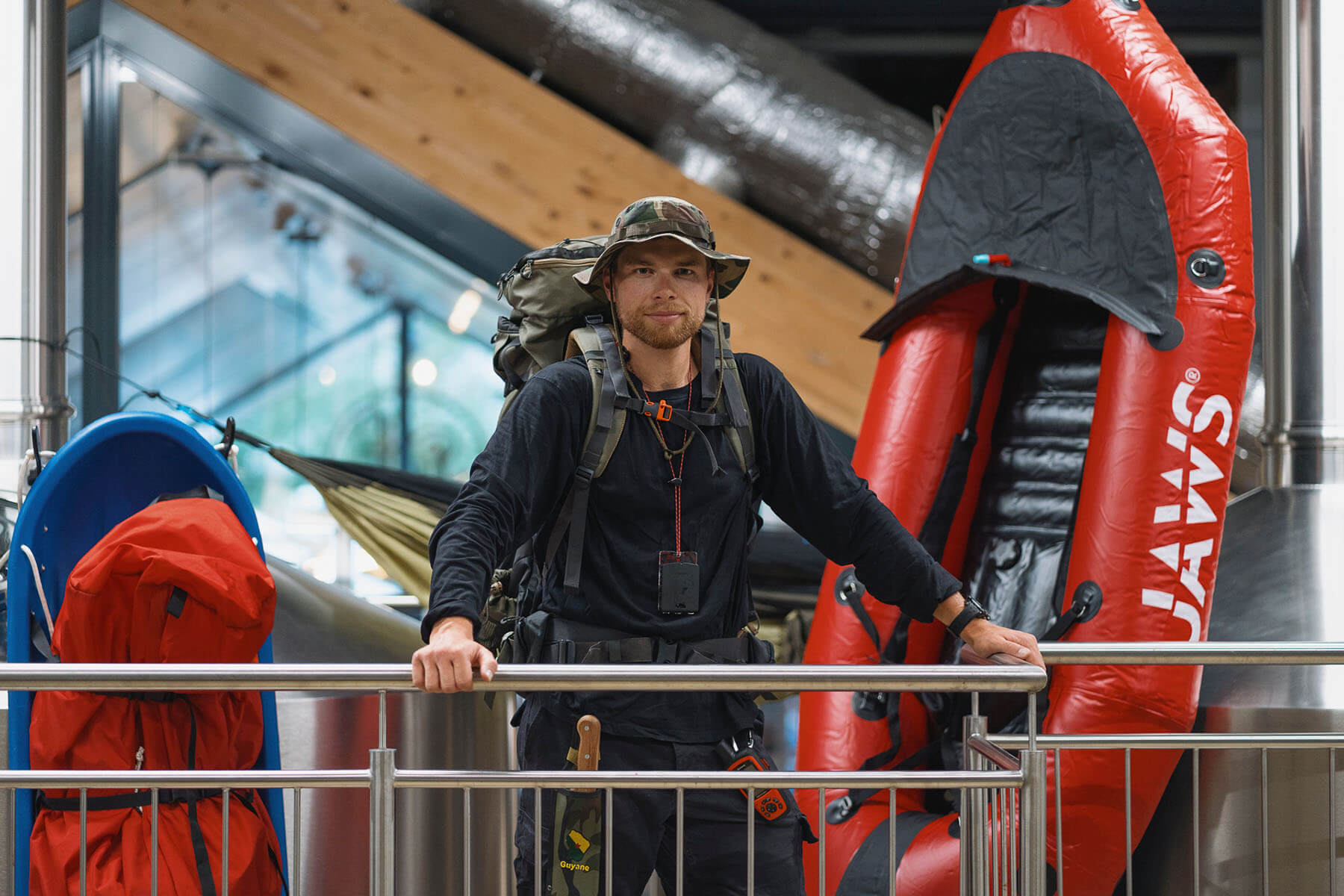 Loic explore dans la brasserie Whitefrontier avec un canoe et sa luge d'explorateur