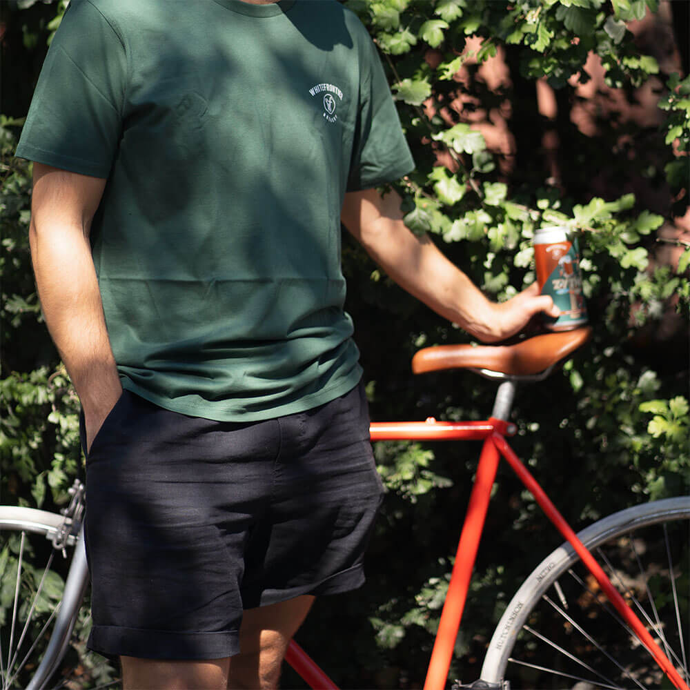 Homme avec vélo fixie et une craft bière