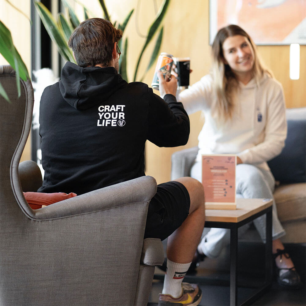 Homme et femme qui trinquent avec une bière