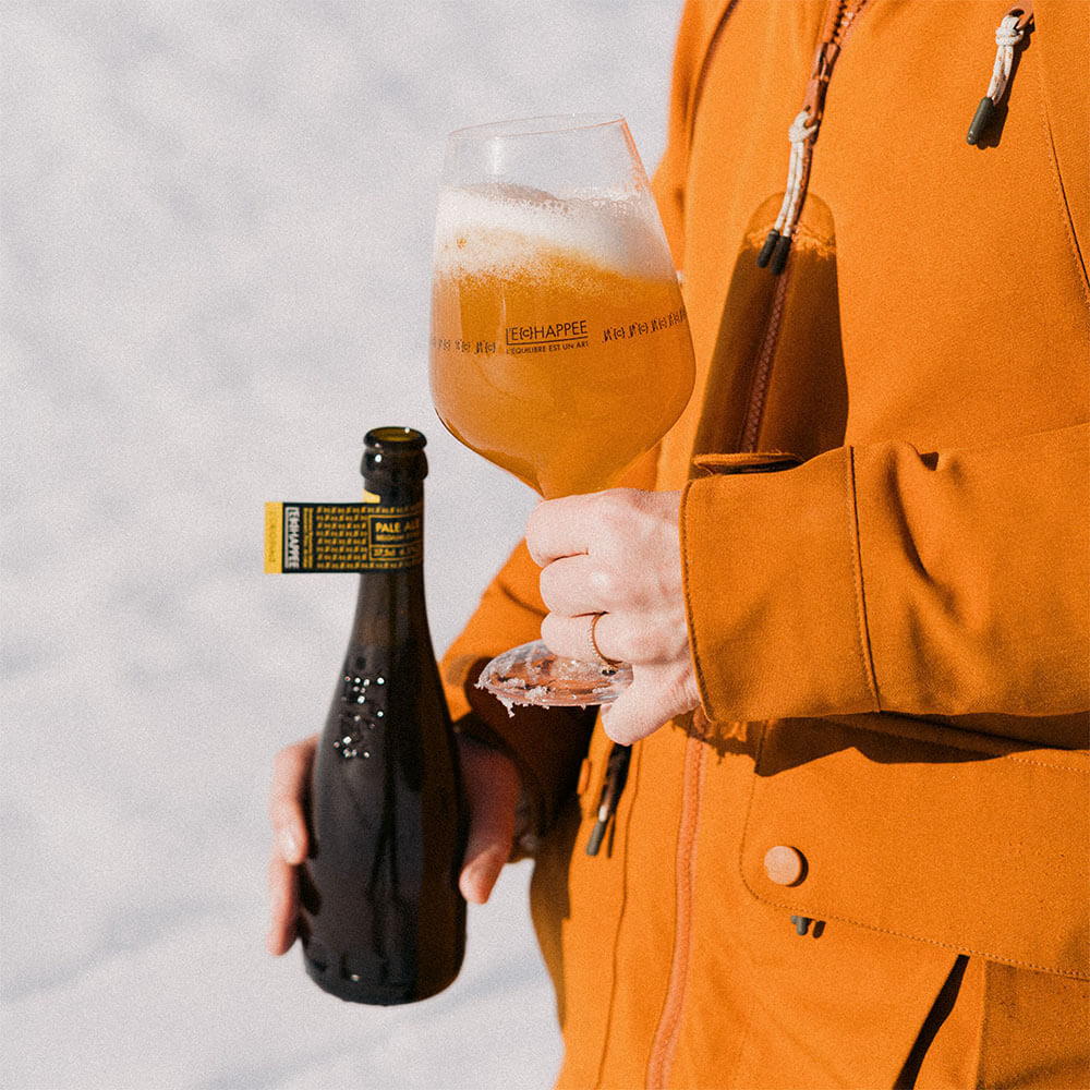 Echappee biere dans un verre