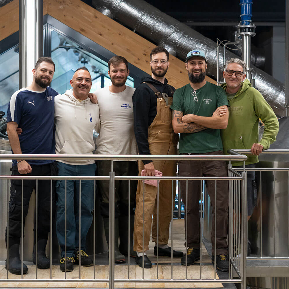 L'équipe et les collab du jour devant la brewhouse