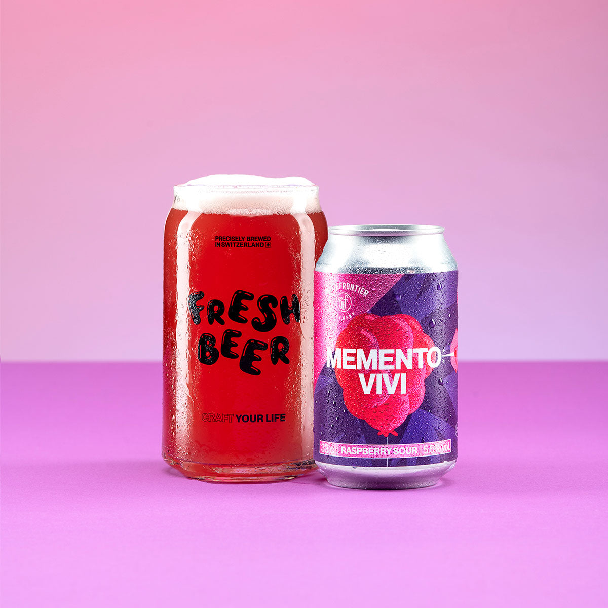 Memento Vivi - canette de bière rose et violette avec un verre canette rose sur fond violet